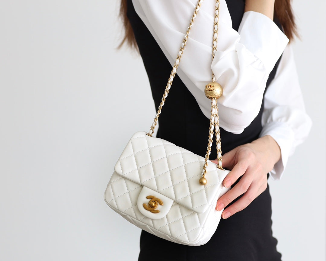 SAC À RABAT 17 CM EN CUIR D'AGNEAU BLANC ET QUINCAILLERIE DORÉE