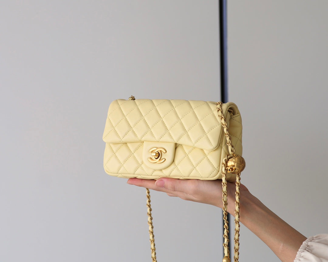 SAC À RABAT 20 CM EN CUIR D'AGNEAU JAUNE QUINCAILLERIE DORÉ