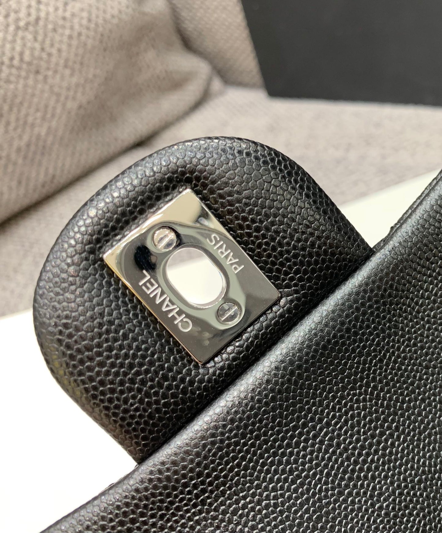 MINI SAC À RABAT CARRÉ 17 CM NOIR CAVIAR QUINCAILLERIE ARGENTÉE