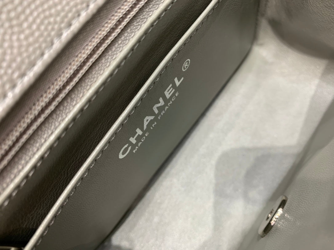 MINI SAC À RABAT CARRÉ 17 CM GRIS CAVIAR QUINCAILLERIE ARGENTÉE