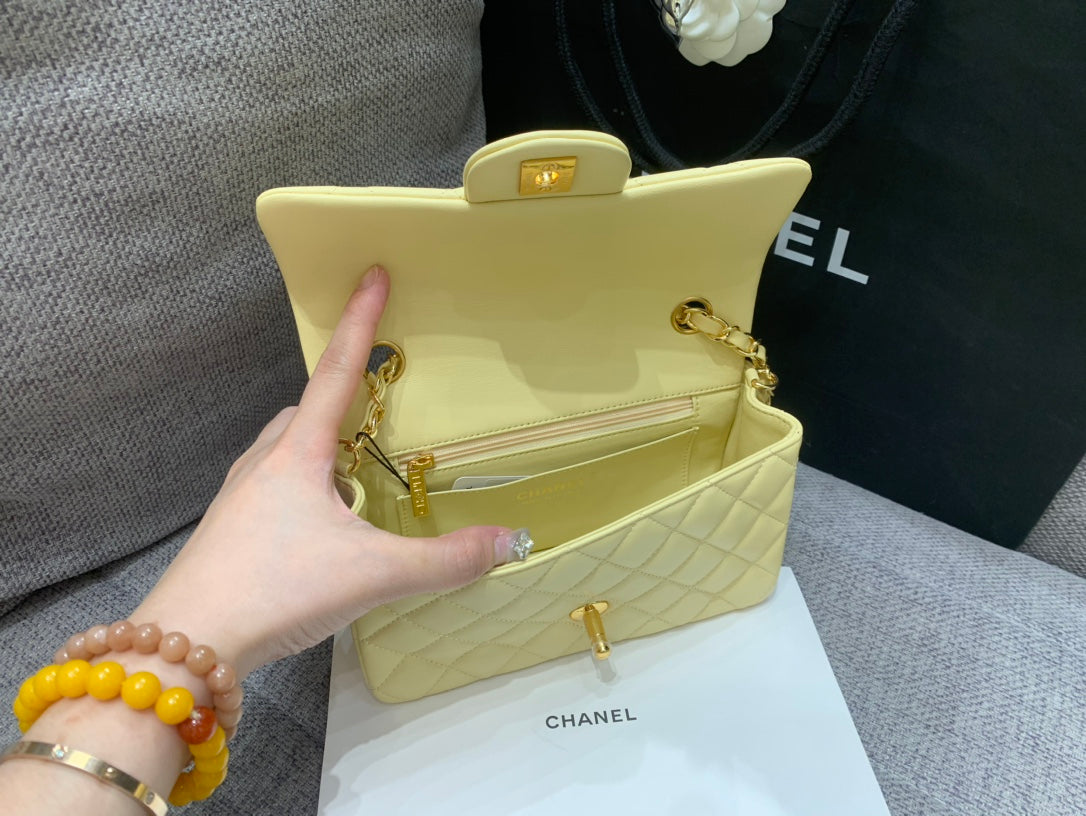 MINI SAC À RABAT RECTANGLE 20 CM EN CUIR D'AGNEAU JAUNE QUINCAILLERIE DORÉ