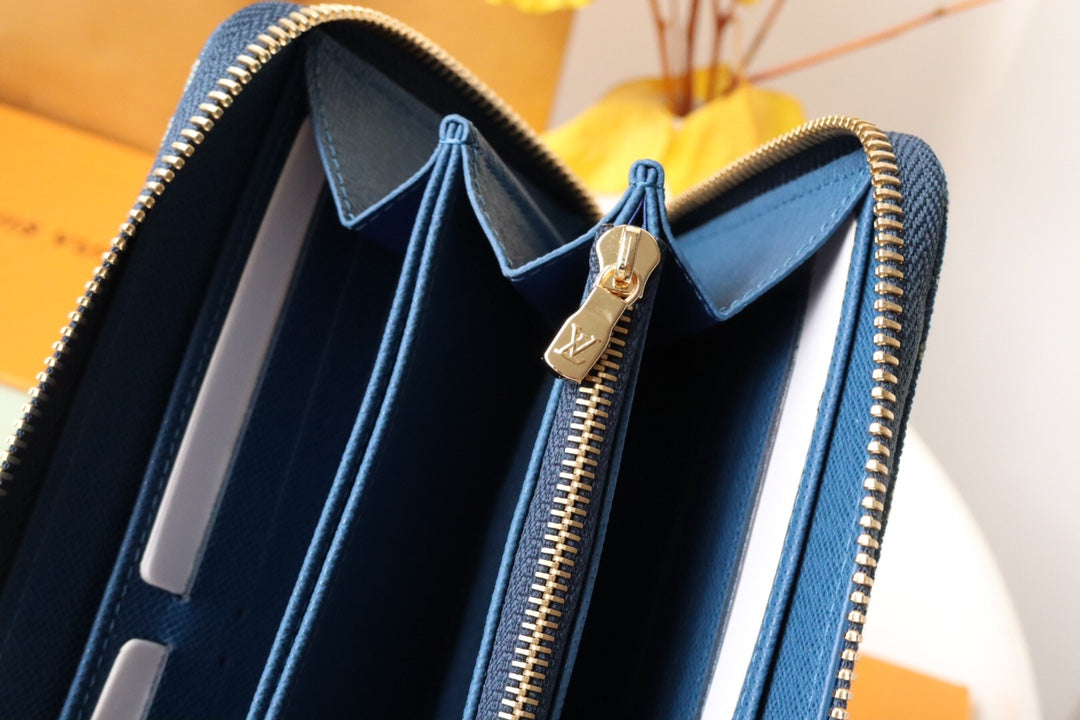 Portefeuille LV en cuir denim monogrammé de 19 cm de long