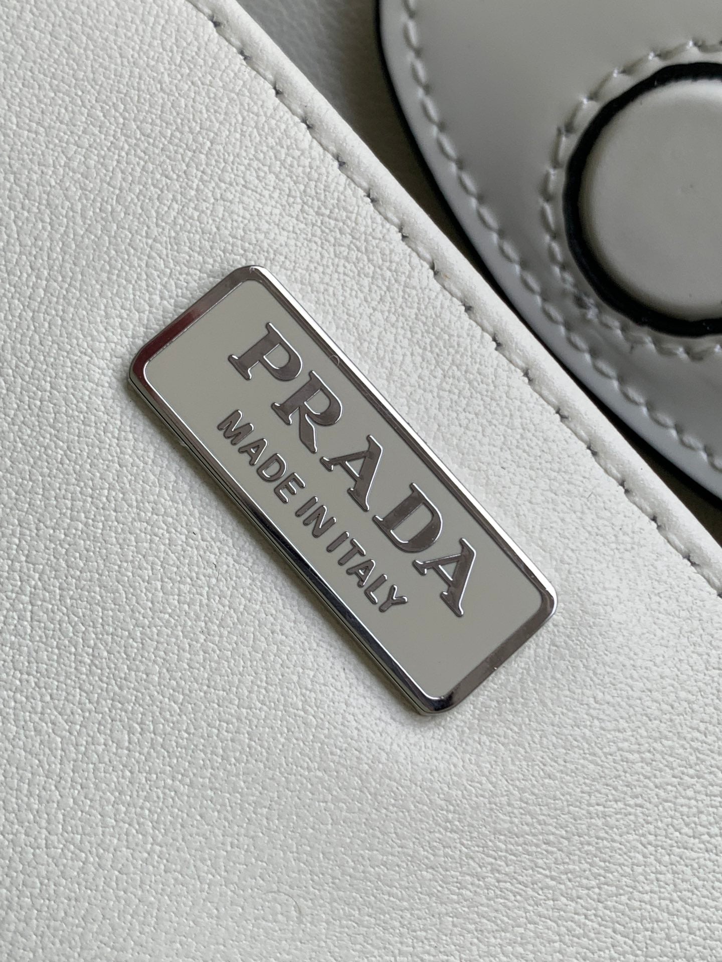 SAC À BANDOULIÈRE CLEO 30 EN CUIR BROSSÉ BLANC NOIR
