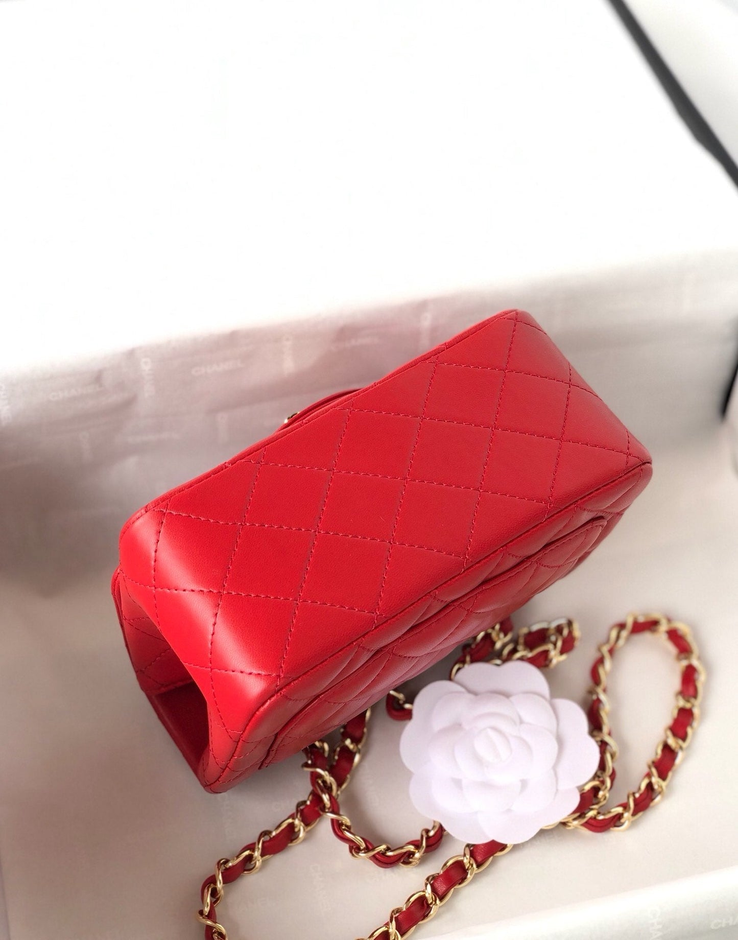 MINI SAC À RABAT CARRÉ 17 CM EN CUIR D'AGNEAU ROUGE QUINCAILLERIE DORÉE