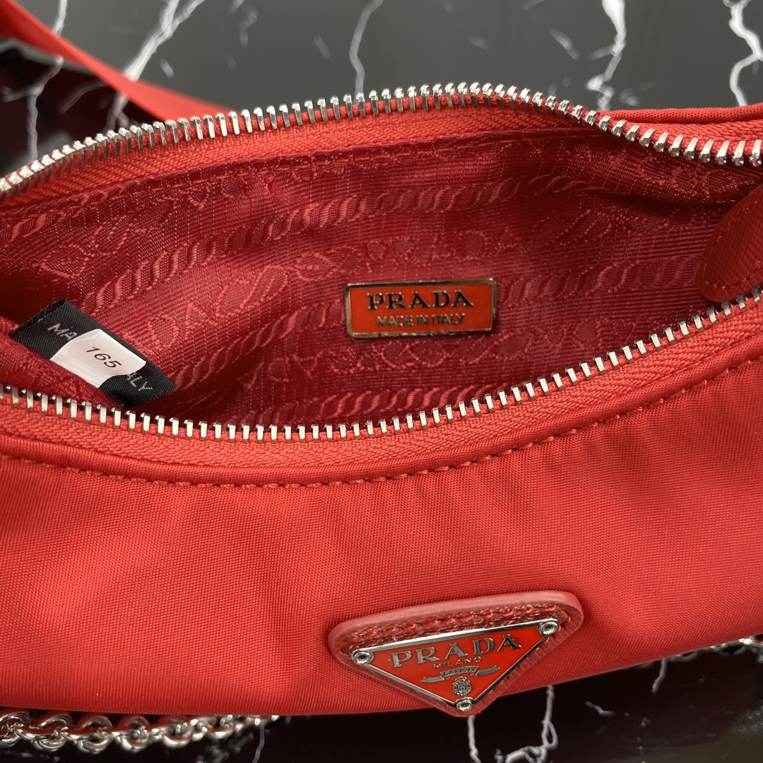 SAC PRA HOBO 22 EN RE-NYLON ROUGE CERISE