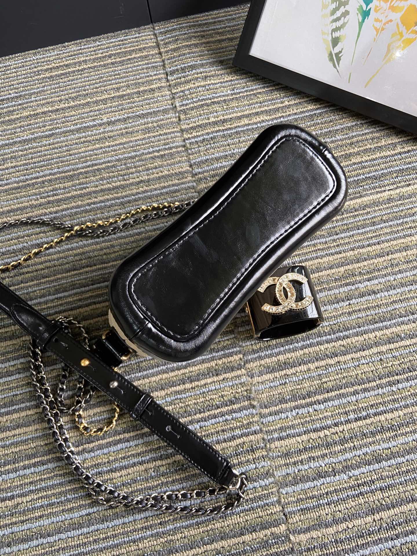 Sac Hobo CC Medium 20 en cuir de veau beige, crème et noir avec bandoulière