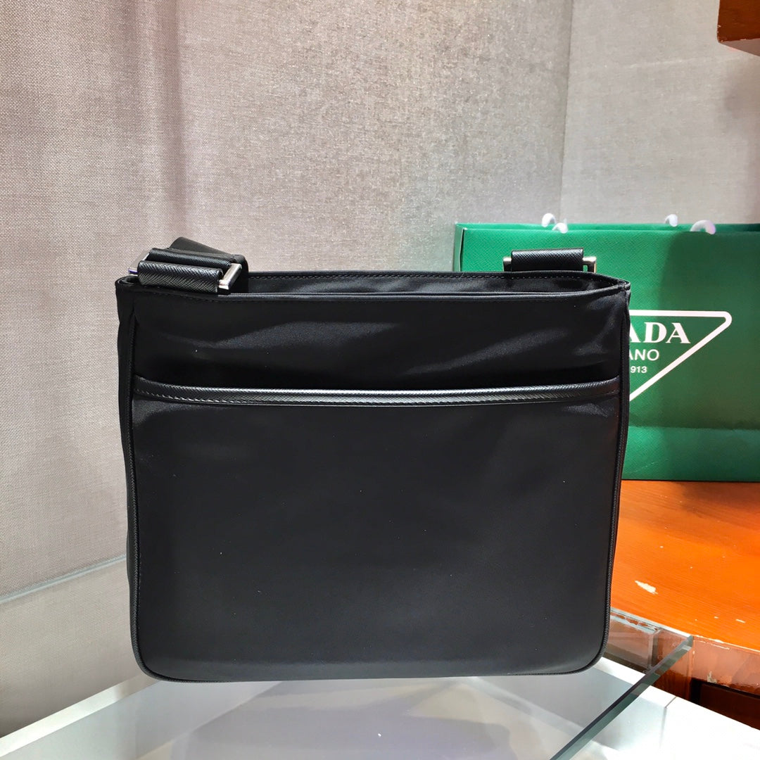Sac bandoulière 25 pouces à logo triangulaire en nylon recyclé noir et garniture en cuir saffiano