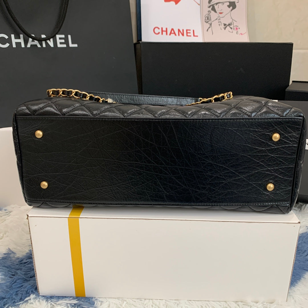 Sac shopping CC 38 cm en cuir de veau vieilli matelassé noir ghw