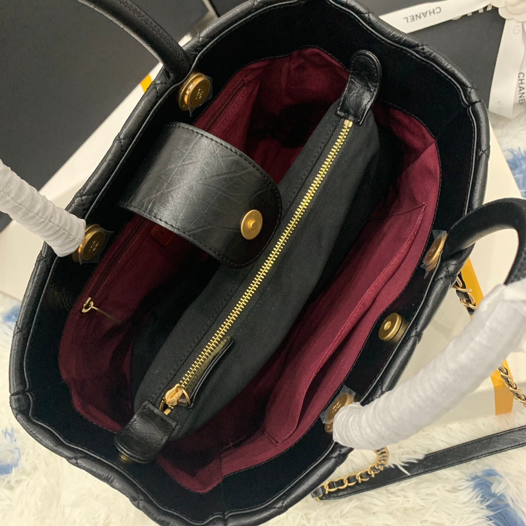 Sac shopping CC 30 cm en cuir de veau vieilli matelassé noir ghw