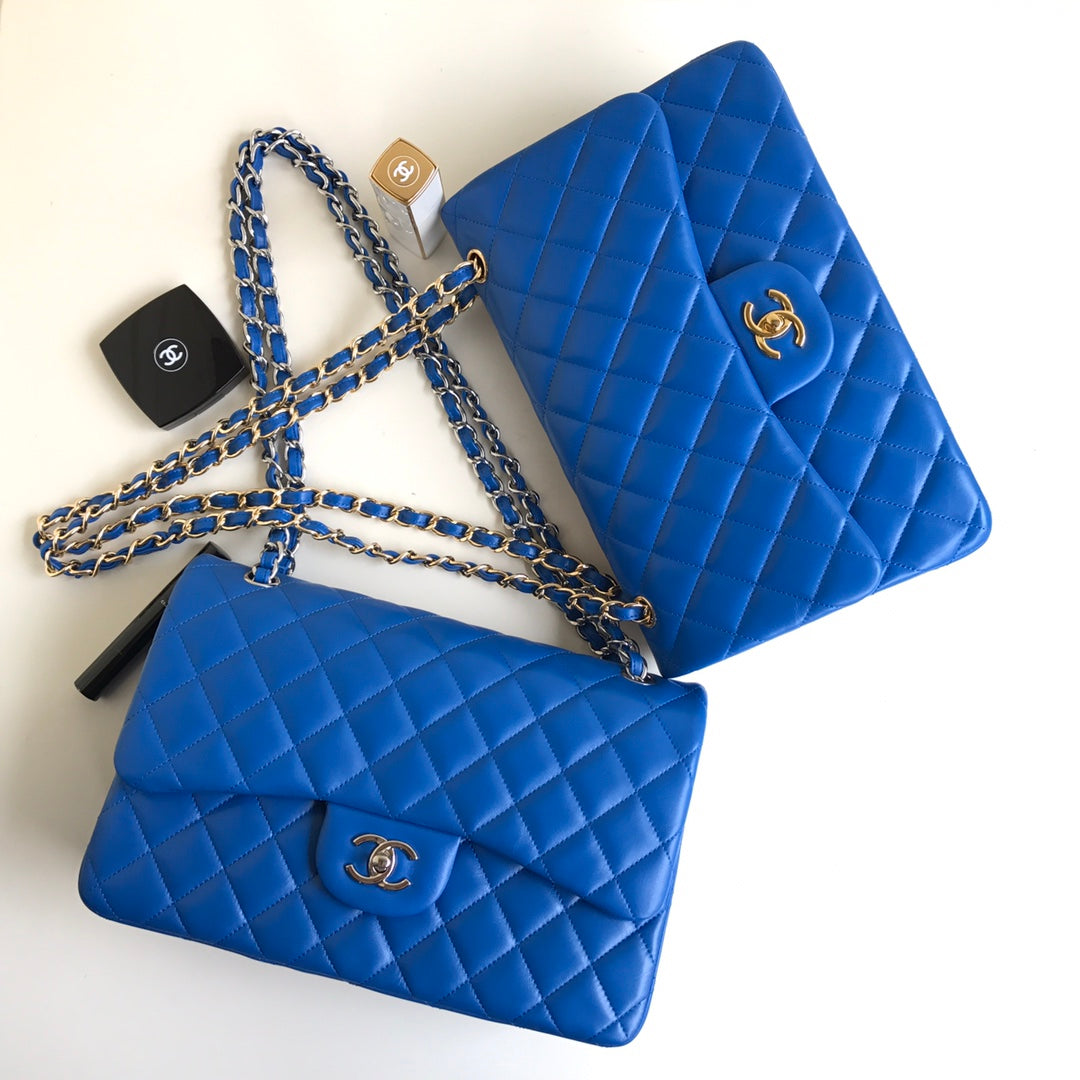 sac à rabat jumbo 30 en cuir d'agneau bleu et accessoires argentés