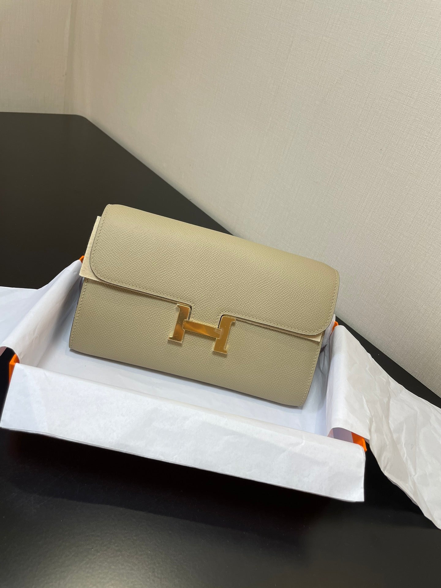 CONSTANCE TO GO 20,5 CRÈME EPSOM GOLD HARDWARE