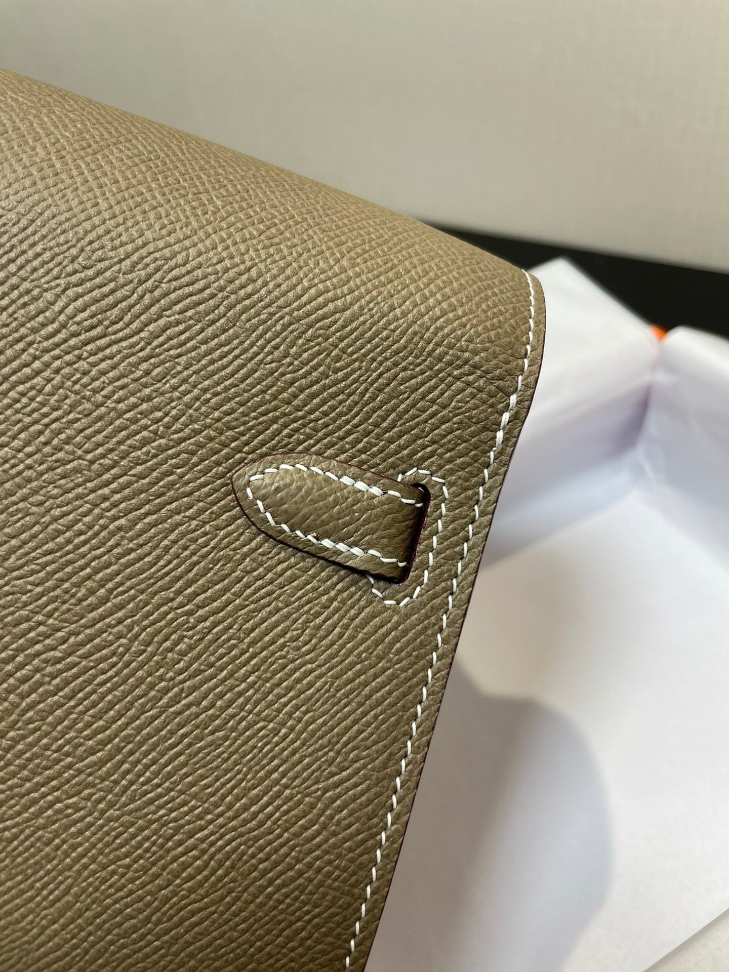 Portefeuille Kelly To Go 20,5 pouces en cuir Epsom étoupe, quincaillerie dorée