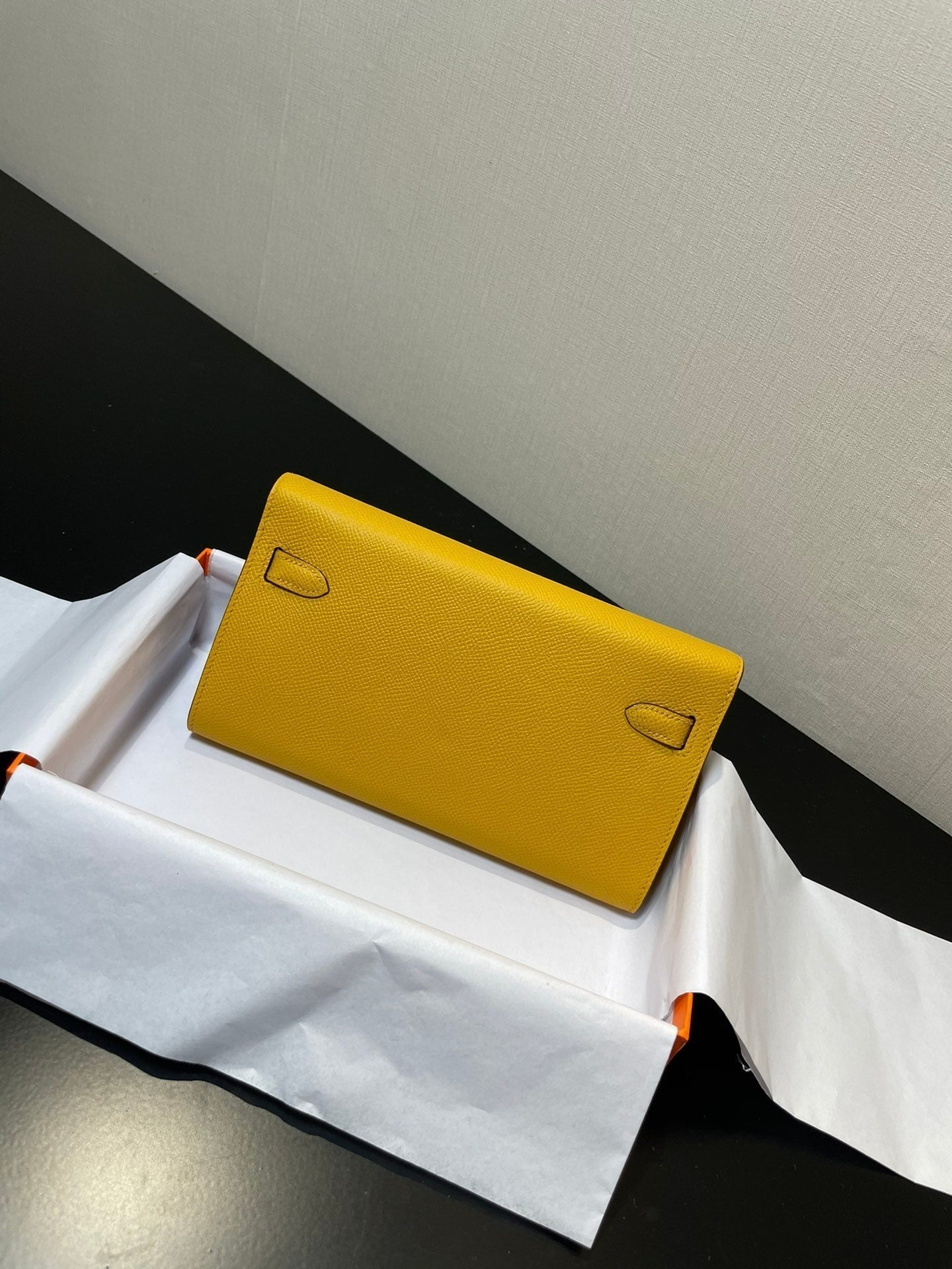 Portefeuille Kelly To Go 20,5 pouces en cuir Epsom jaune et matériel argenté