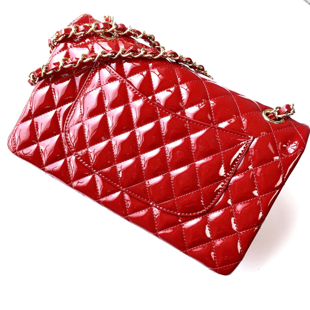 SAC À RABAT MOYEN 25 CM EN CUIR DE VEAU VERNI ROUGE ET QUINCAILLERIE DORÉE