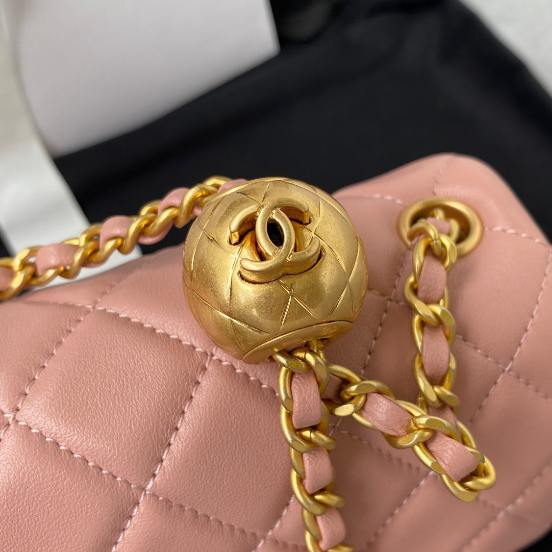Mini sac à rabat classique 20 cm en cuir d'agneau rose et accessoires dorés