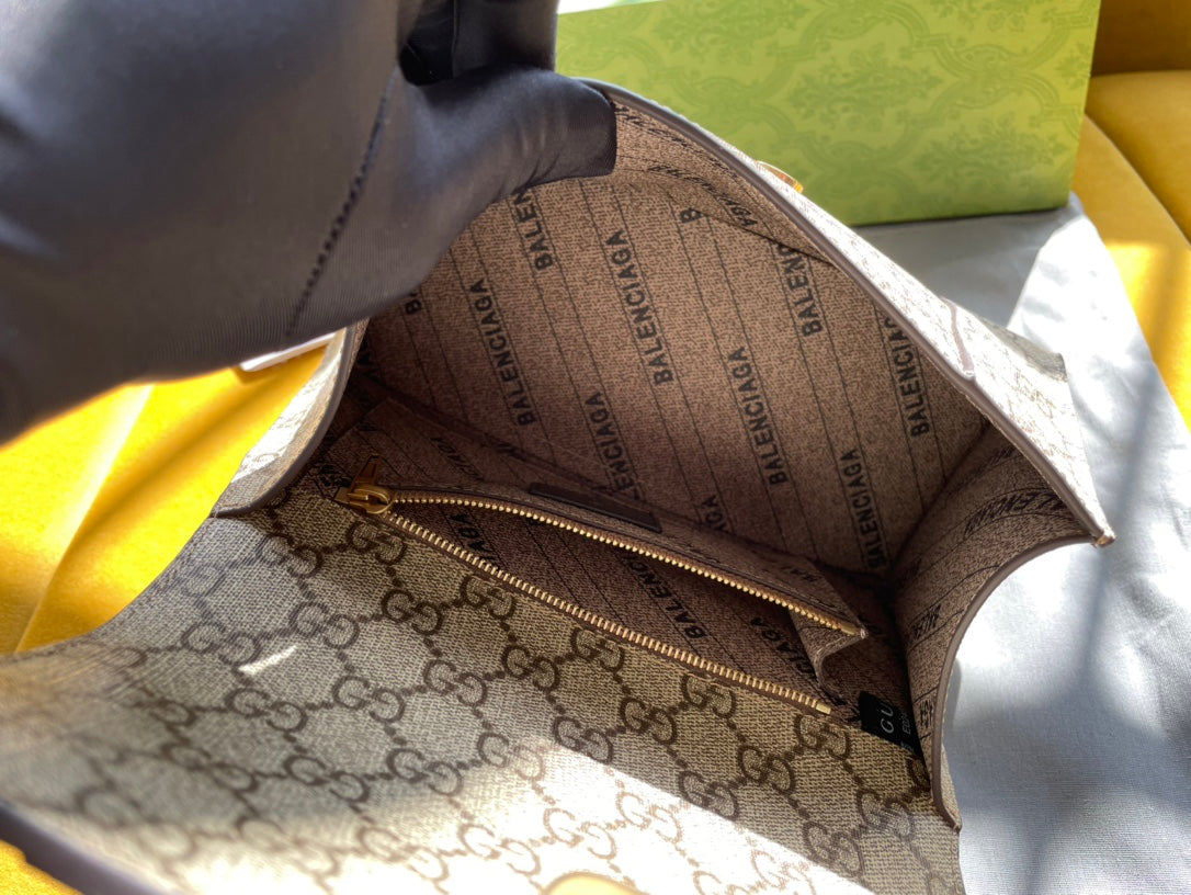 Sac Hourglass GG x Balenciaga 22 en toile monogrammée beige ébène, accessoires dorés