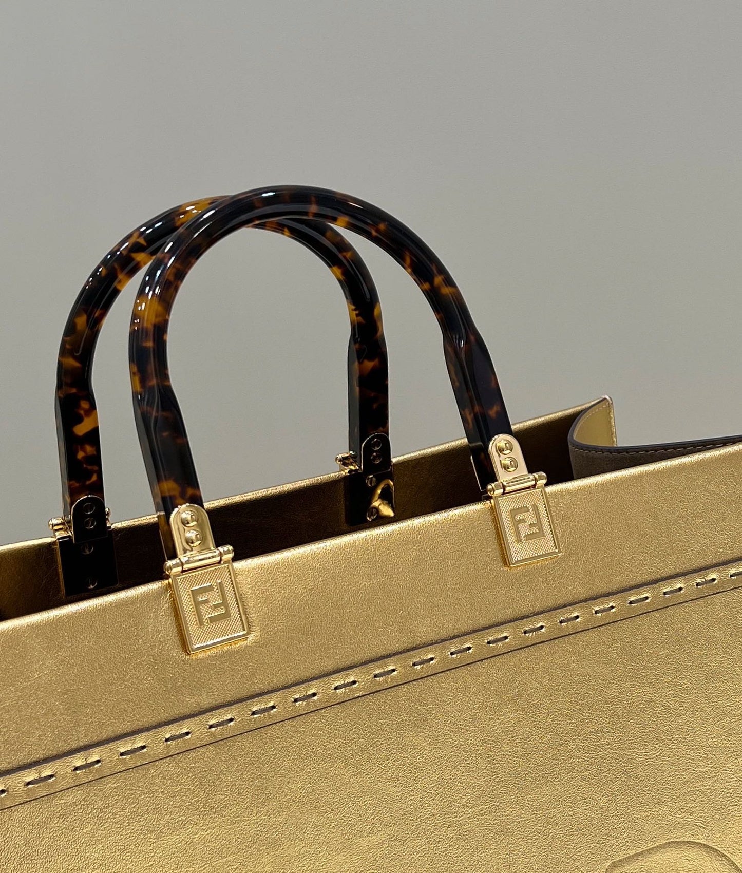Grand sac cabas SHINE 35 en cuir de veau doré