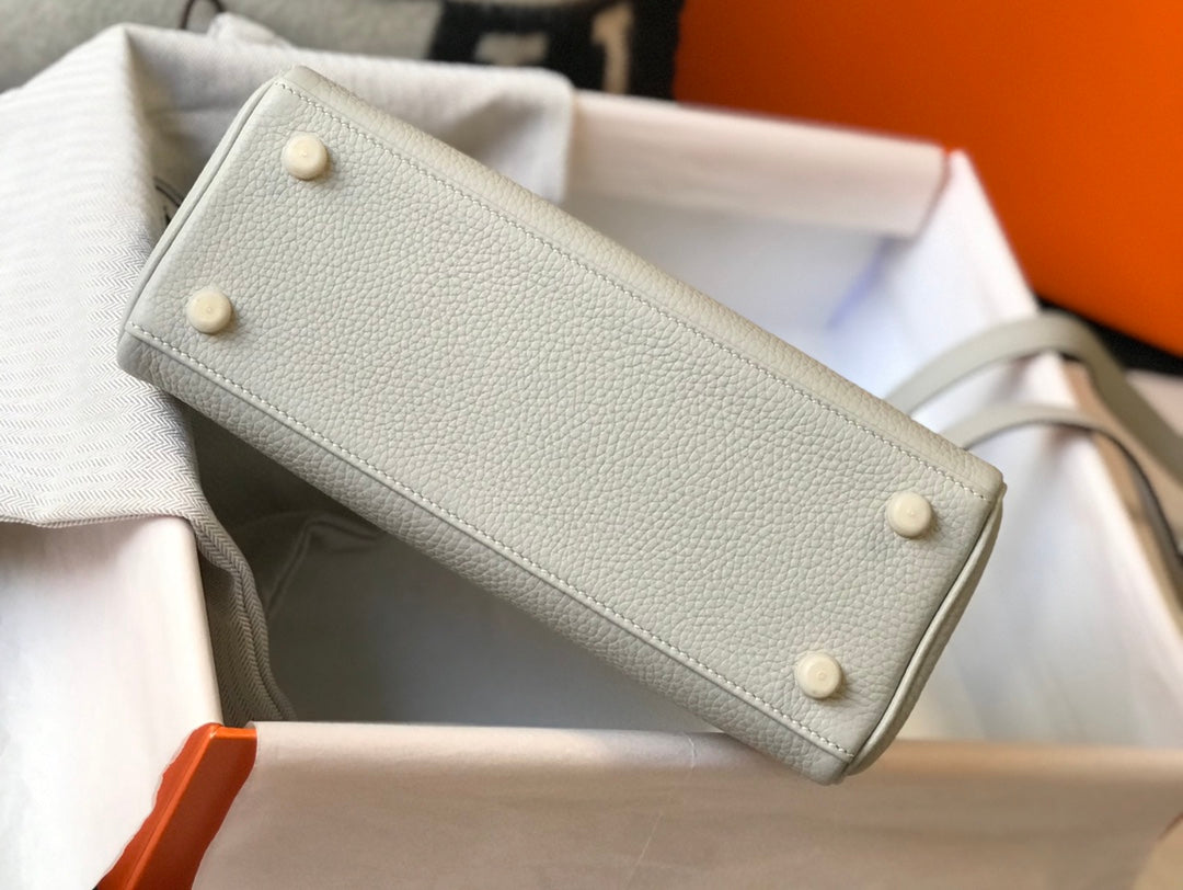 SAC HM KELLY 32 CM EN TOGO BLANC AVEC QUINCAILLERIE DORÉE