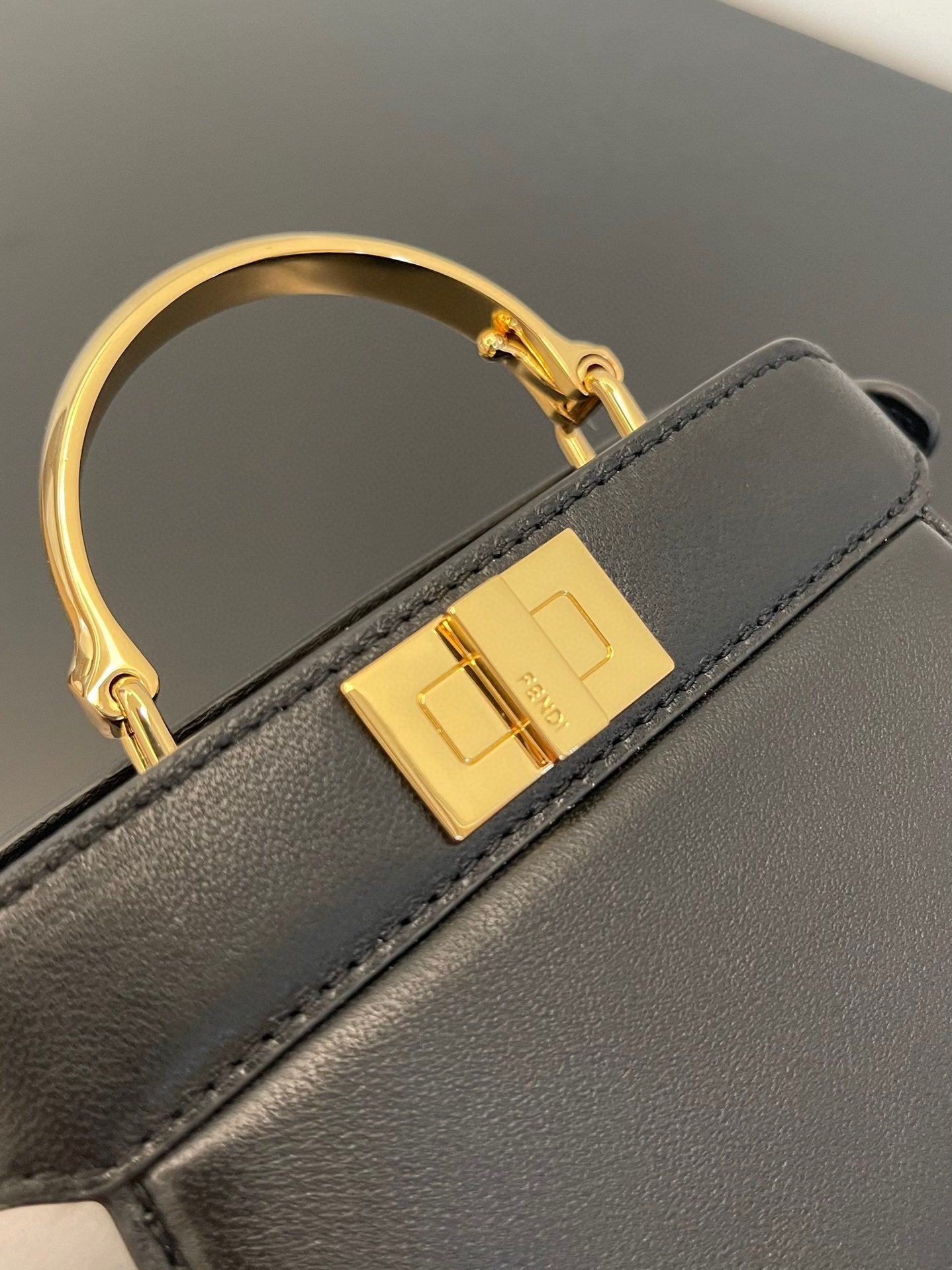 Sac Fendi Peekaboo Iseeu Micro 12 en cuir de veau noir avec détails dorés