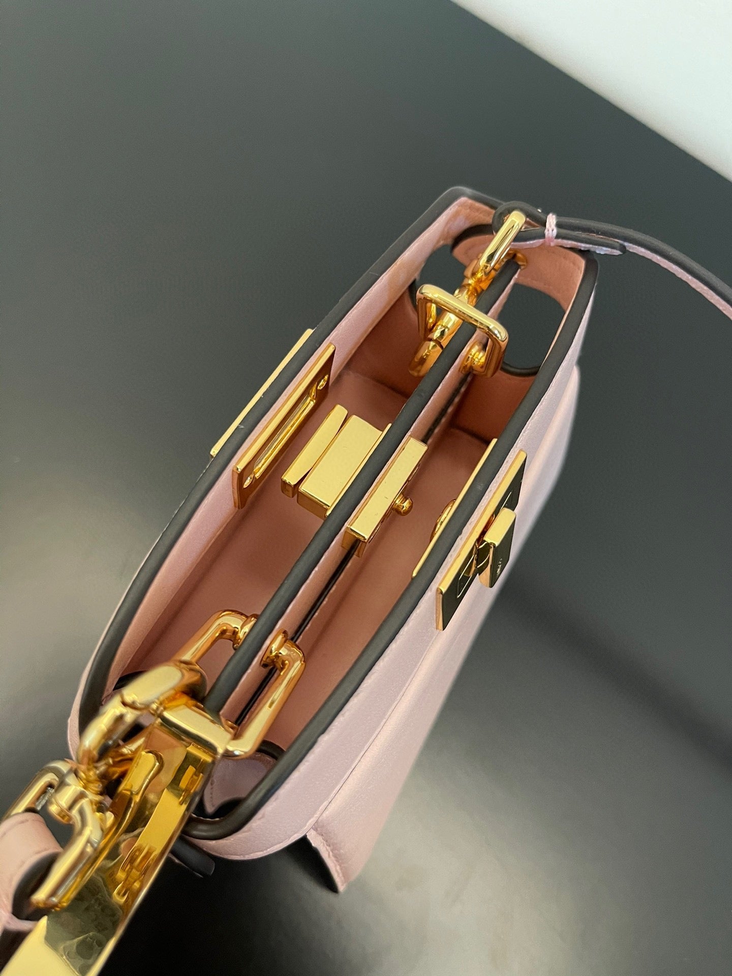 SAC FENDI PEEKABOO ISEEU MICRO 12 EN CUIR DE VEAU ROSE CLAIR AVEC QUINCAILLERIE DORÉ