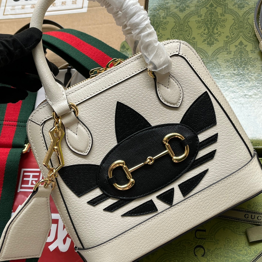 Sac fourre-tout GGxADIDAS HORSEBIT 1955 20 avec bandoulière en toile de veau blanc mélangé noir et matériel doré