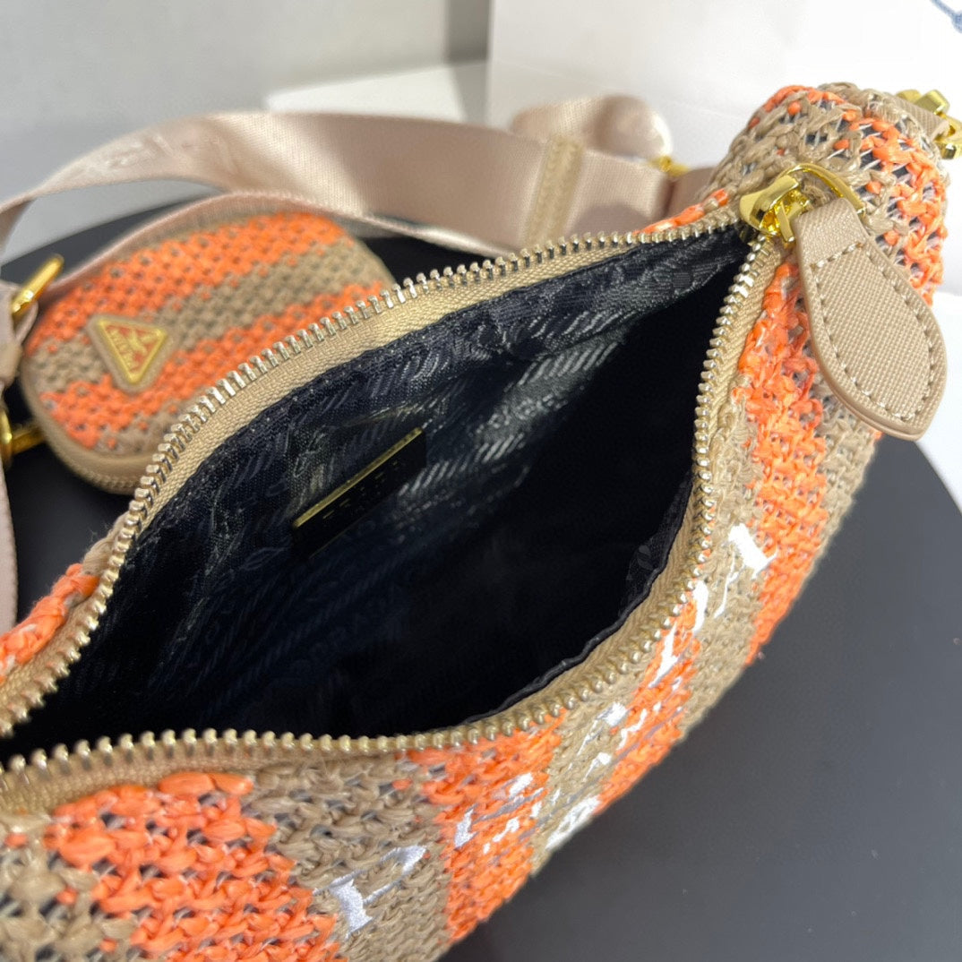 Sac hobo Pra 23 en raphia beige mélangé orange avec logo blanc et accessoires dorés