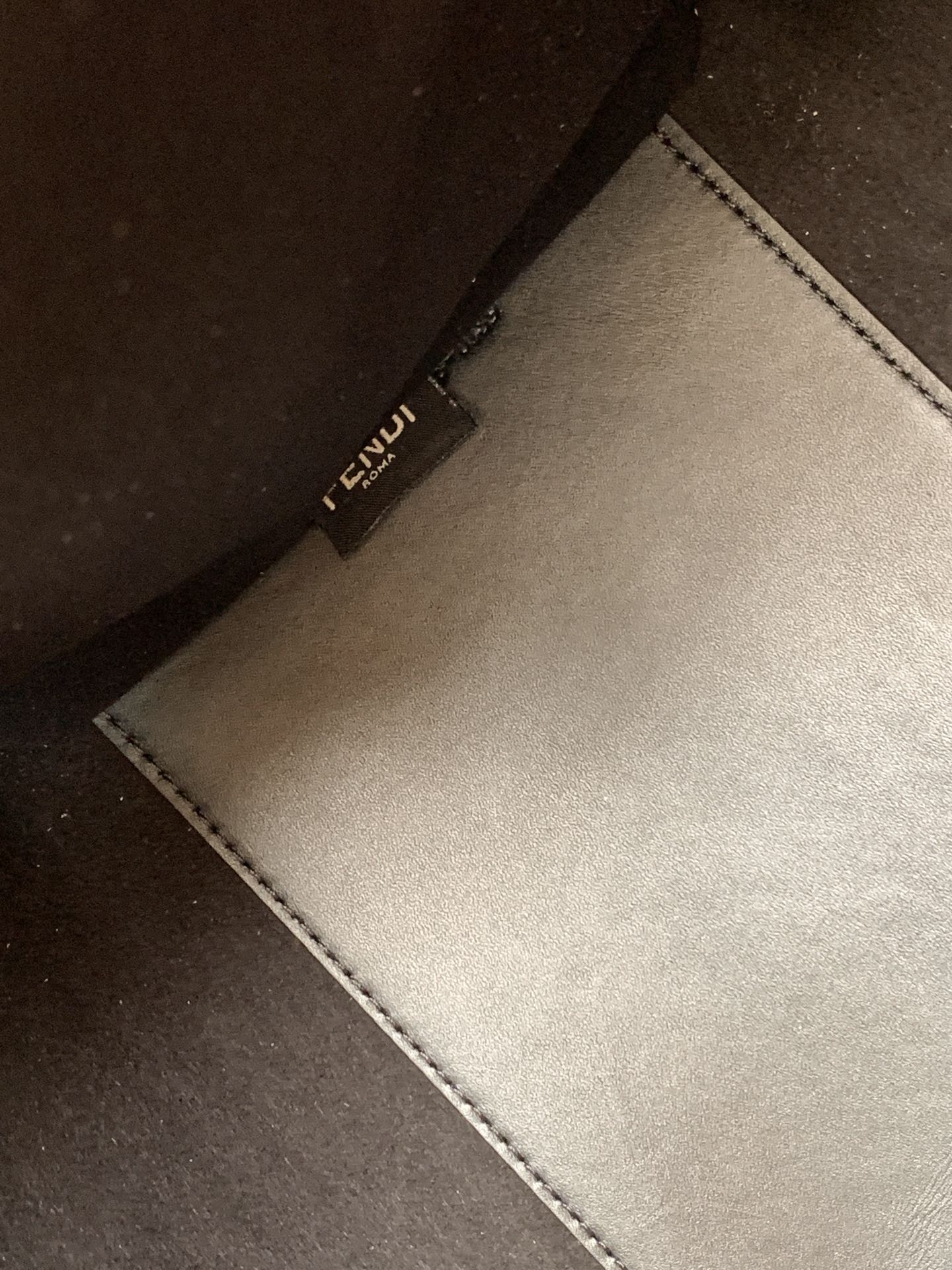Sac Fend Sunshine Medium 35 en cuir noir