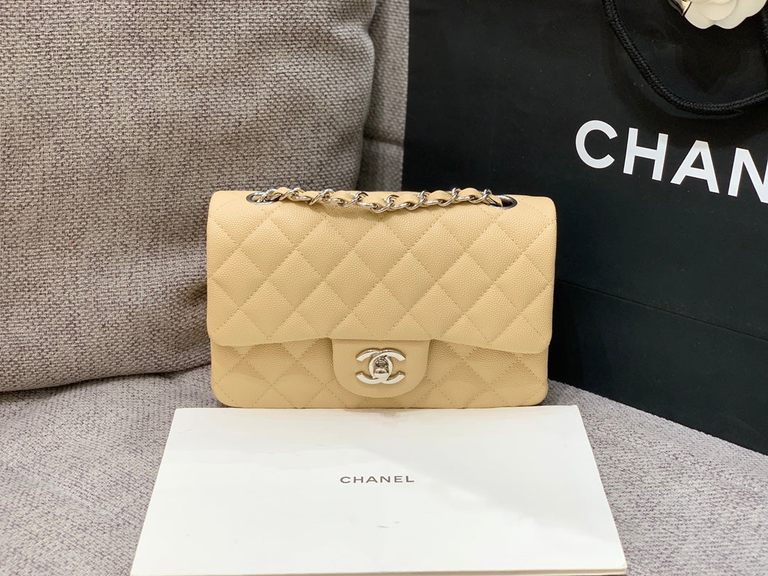 mini sac à rabat 20 cm beige caviar matériel argenté