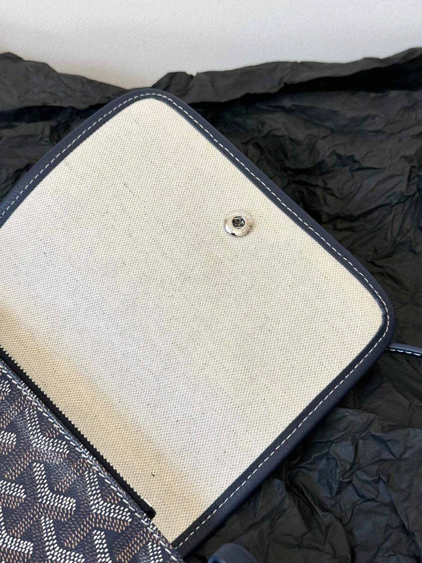 Portefeuille de poche Plumet 20 en toile Goyardine bleu marine et garniture en cuir d'agneau
