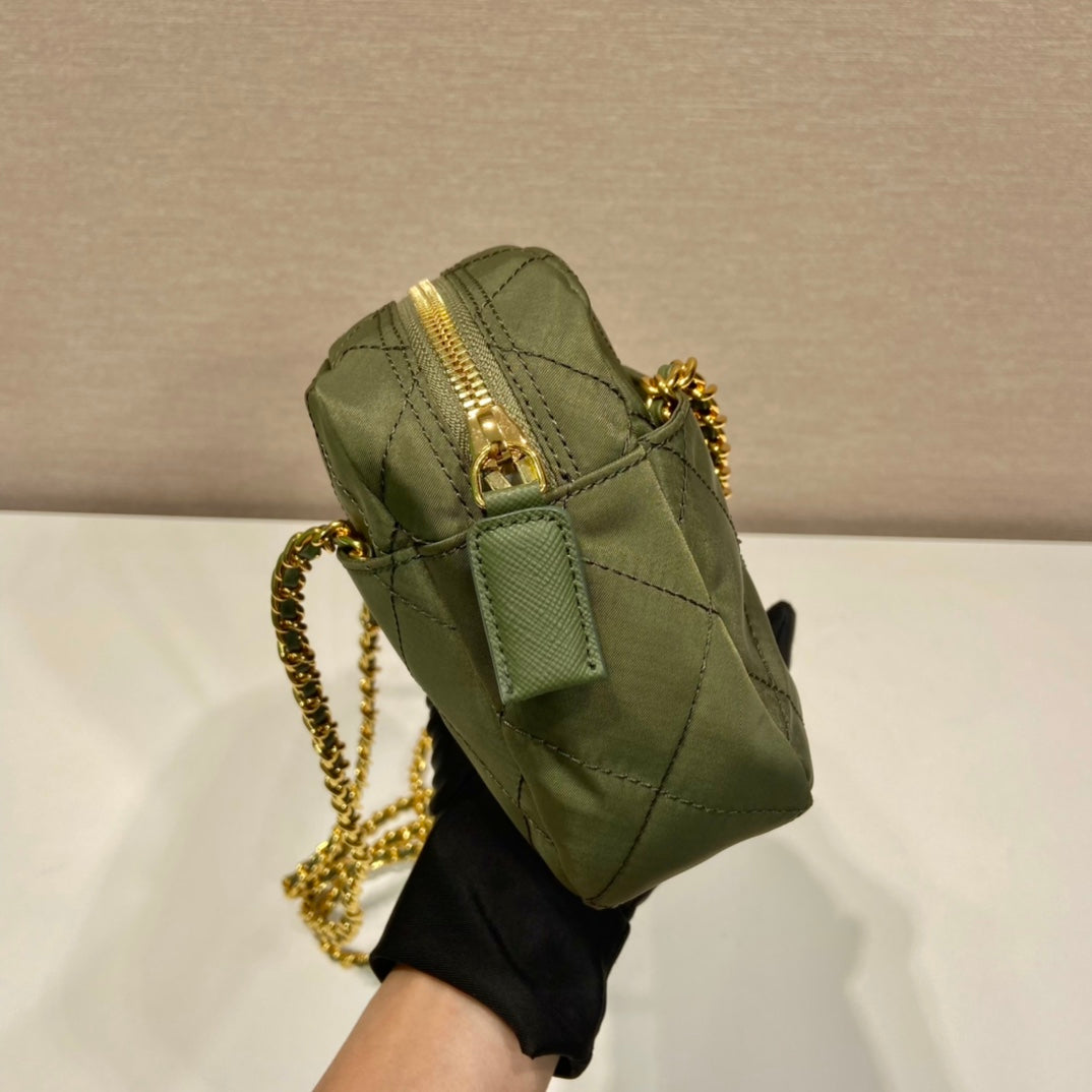 SAC HOBO MATELASSÉ 19 EN VERT CORNICHON NYLON FAIT MAIN QUINCAILLERIE DORÉ