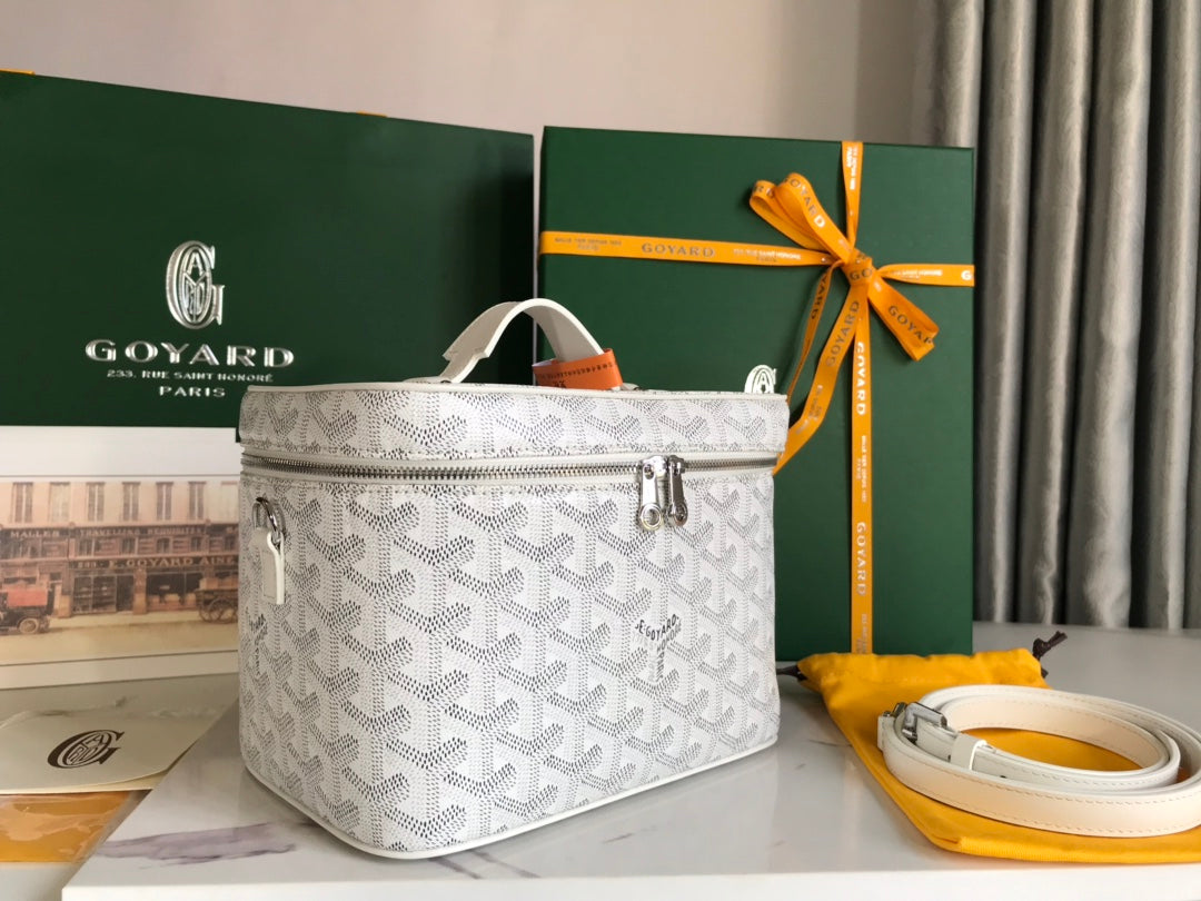 Trousse de toilette Muse 20 en toile Goyardine blanche