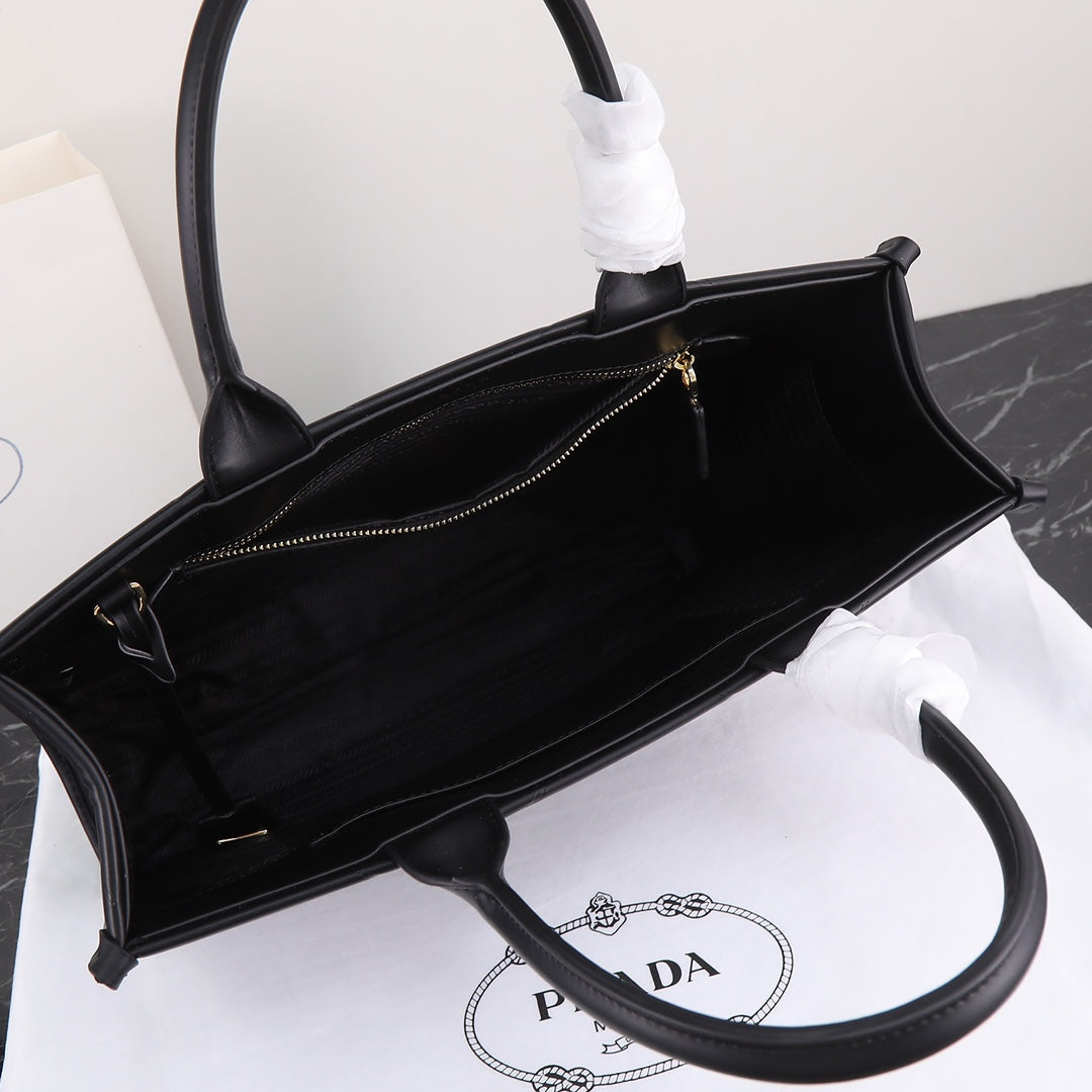 Grand sac fourre-tout Pra 39 en cuir de veau noir et métal doré
