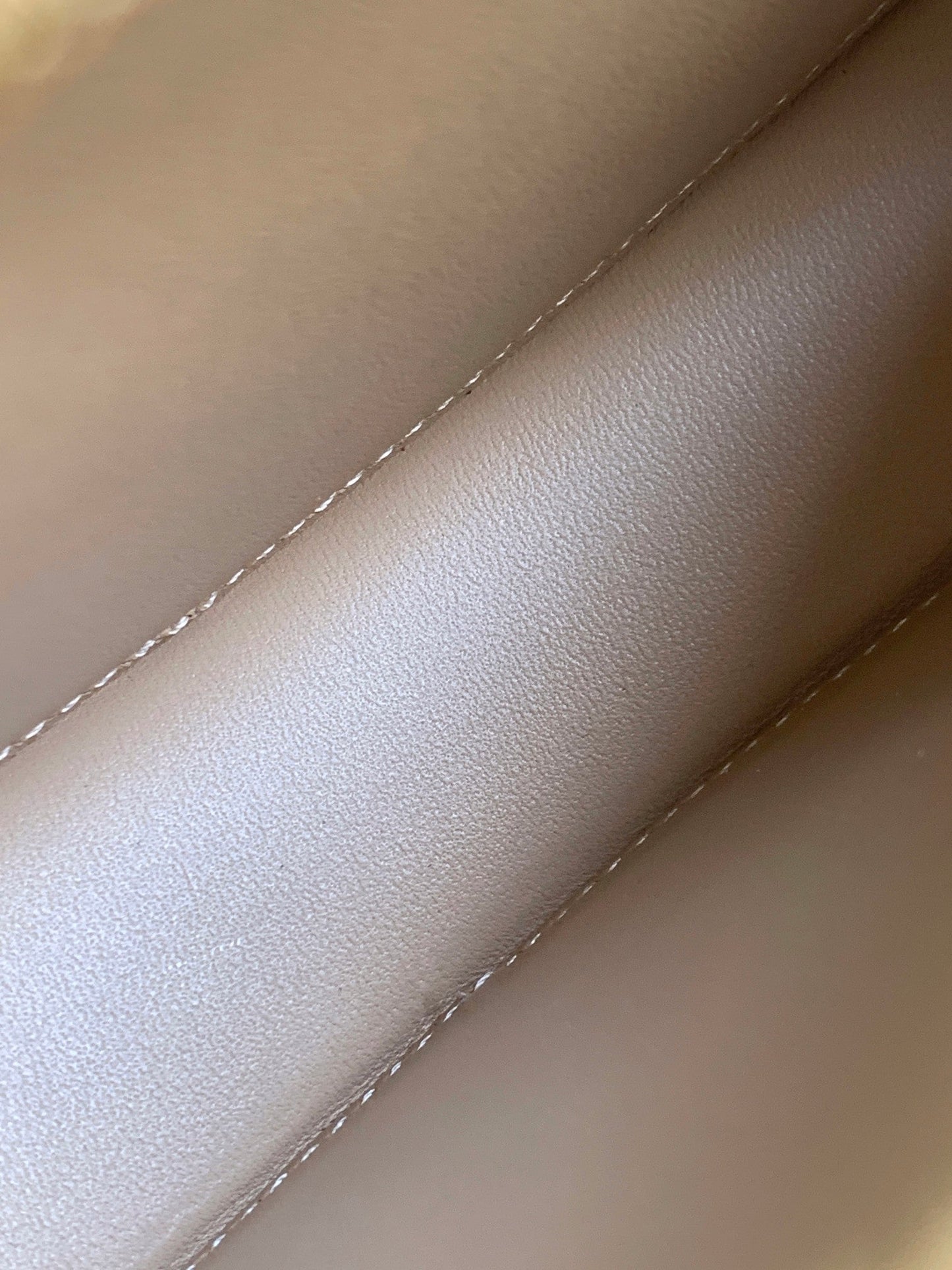 SAC OVALE 16 EN CUIR DE VEAU LISSE BEIGE CRÈME