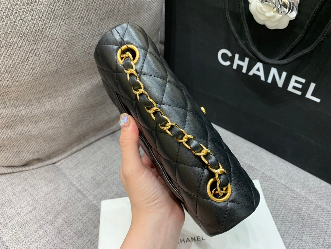 mini sac à rabat 20 cm en cuir d'agneau noir et accessoires dorés