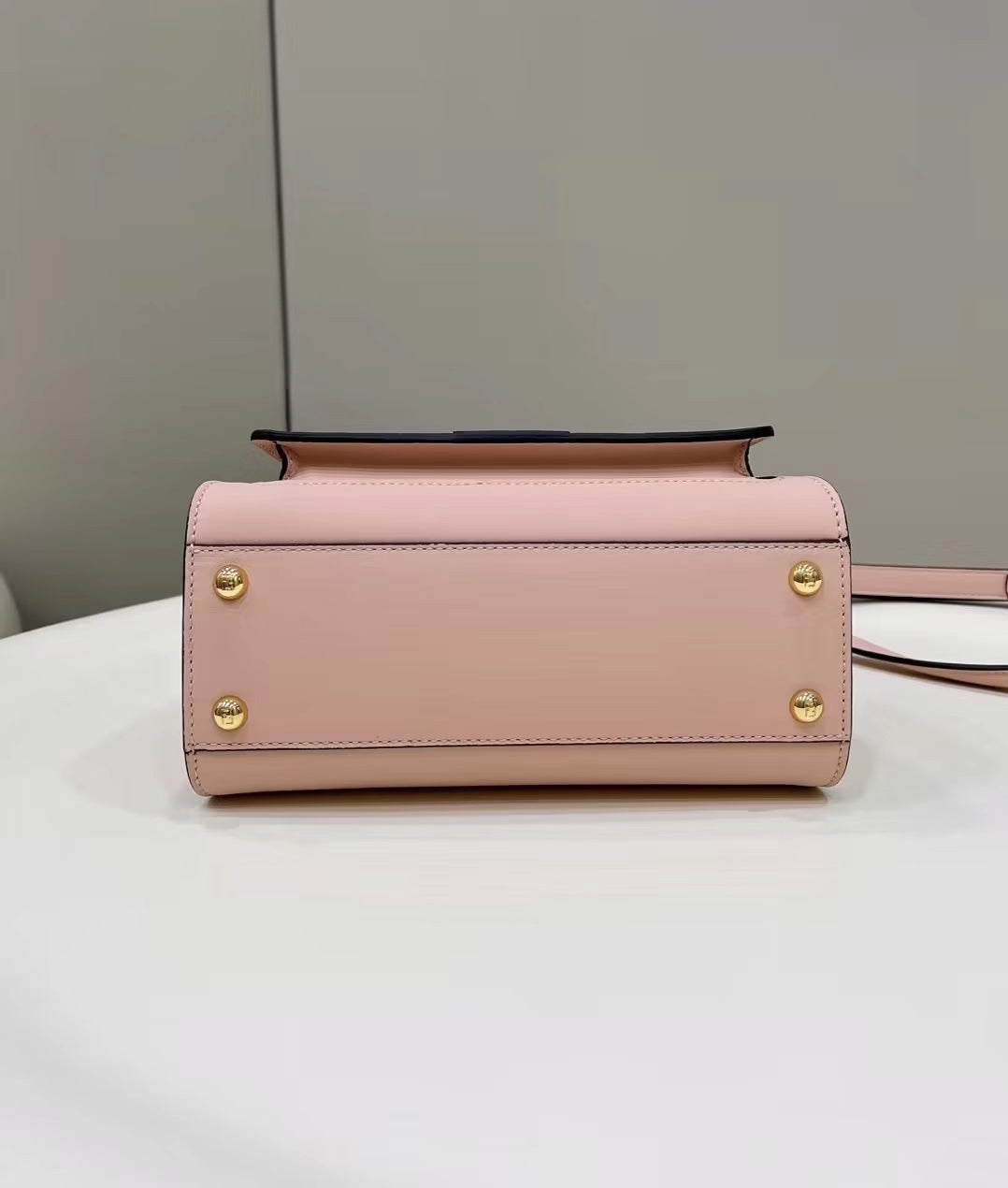Sac Fendi Peekaboo Mini 23 en cuir de veau rose clair avec finitions dorées