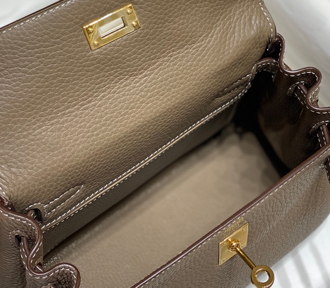 Sac à main HM Mini Kelly 20 cm en cuir Togo gris éléphant, finitions dorées