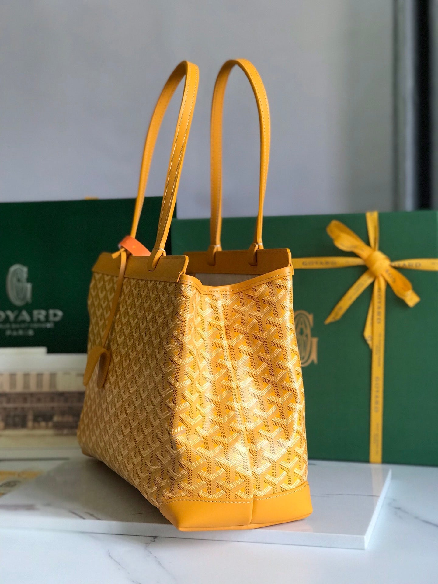 SAC BELLECHASSE BIAUDE PM 36 EN TOILE GOYARDINE JAUNE ET GARNITURES EN CUIR DE VEAU