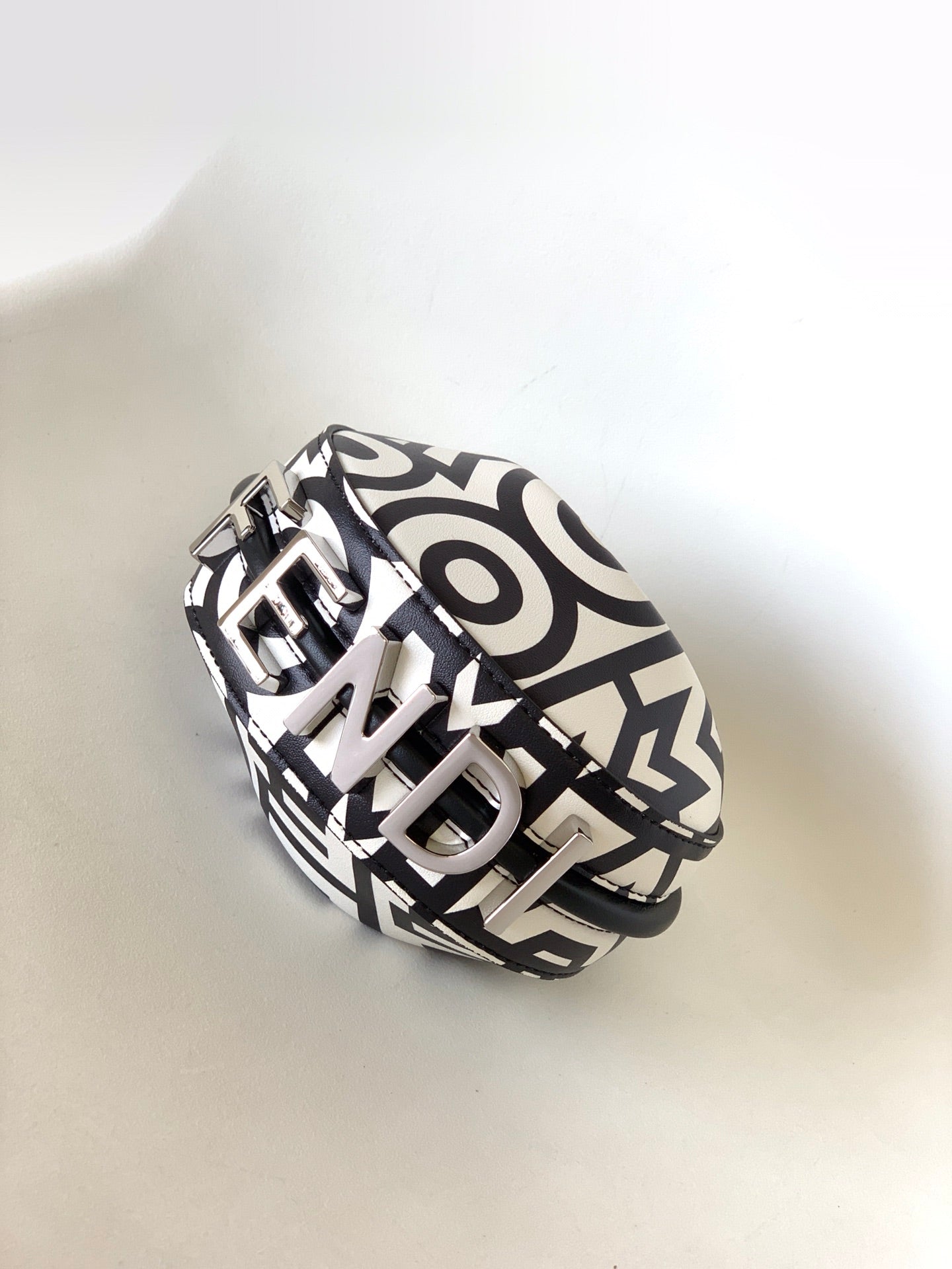 FENDIGRAPHY MINI 16 EN CUIR DE VEAU LISSE BLANC MIX NOIR, ACCESSOIRES ARGENTÉS