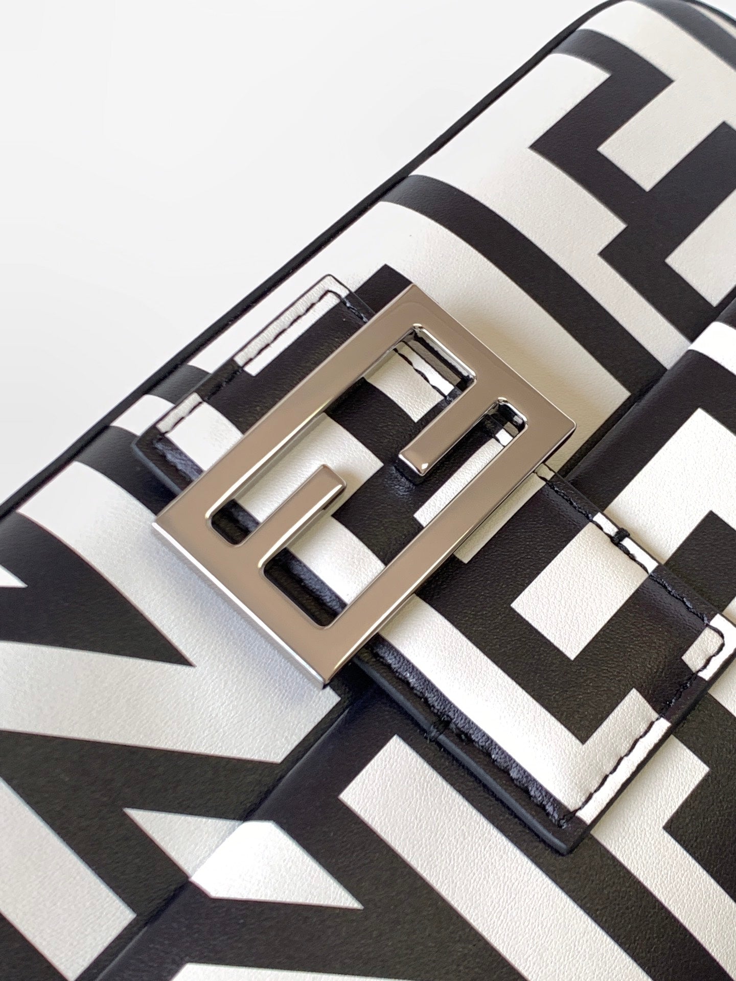 Sac Fend Roma & Marc Jacobs 27 en cuir noir et blanc