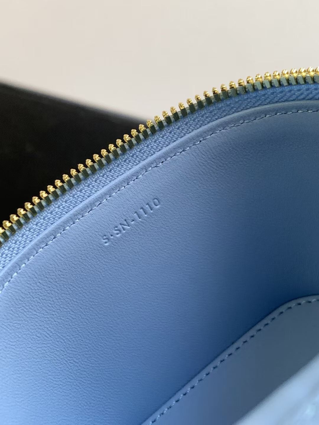 MINI TROUSSE DE VANITY TRIOMPHE EN CUIR DE VEAU BLEU CIEL