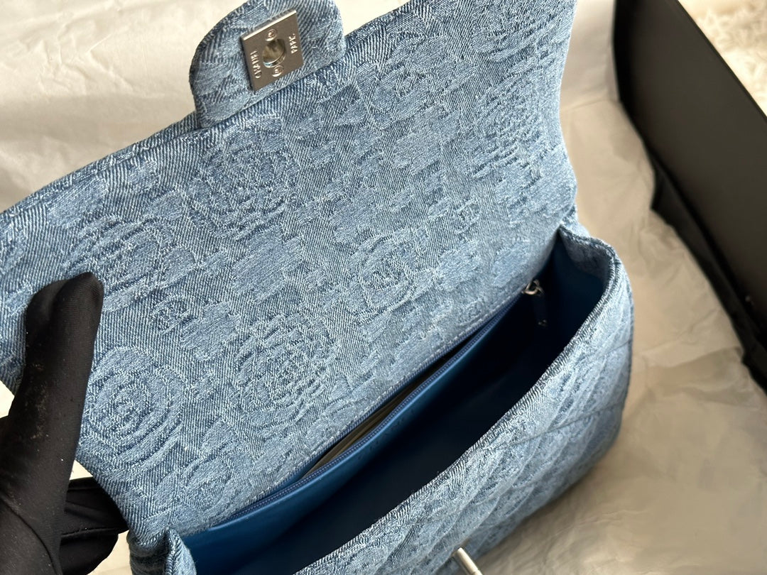 Sac à rabat CC 19 cm bleu denim avec accessoires argentés