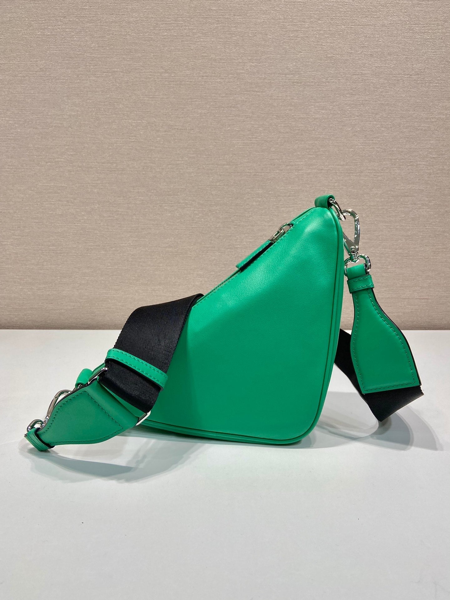 SAC TRIANGULAIRE 27 EN CUIR D'AGNEAU LISSE GO GREEN