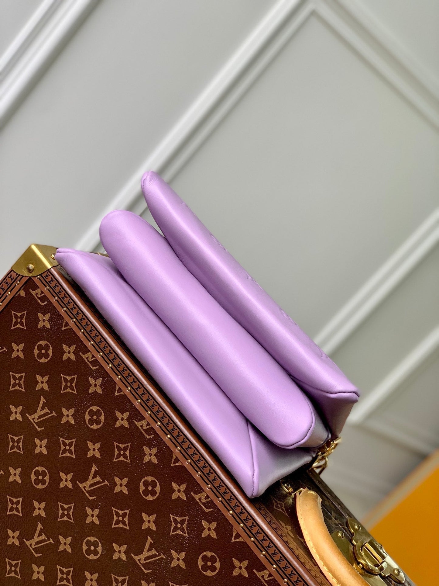 coussin pm 26cm cuir de veau empreinte monogram violet