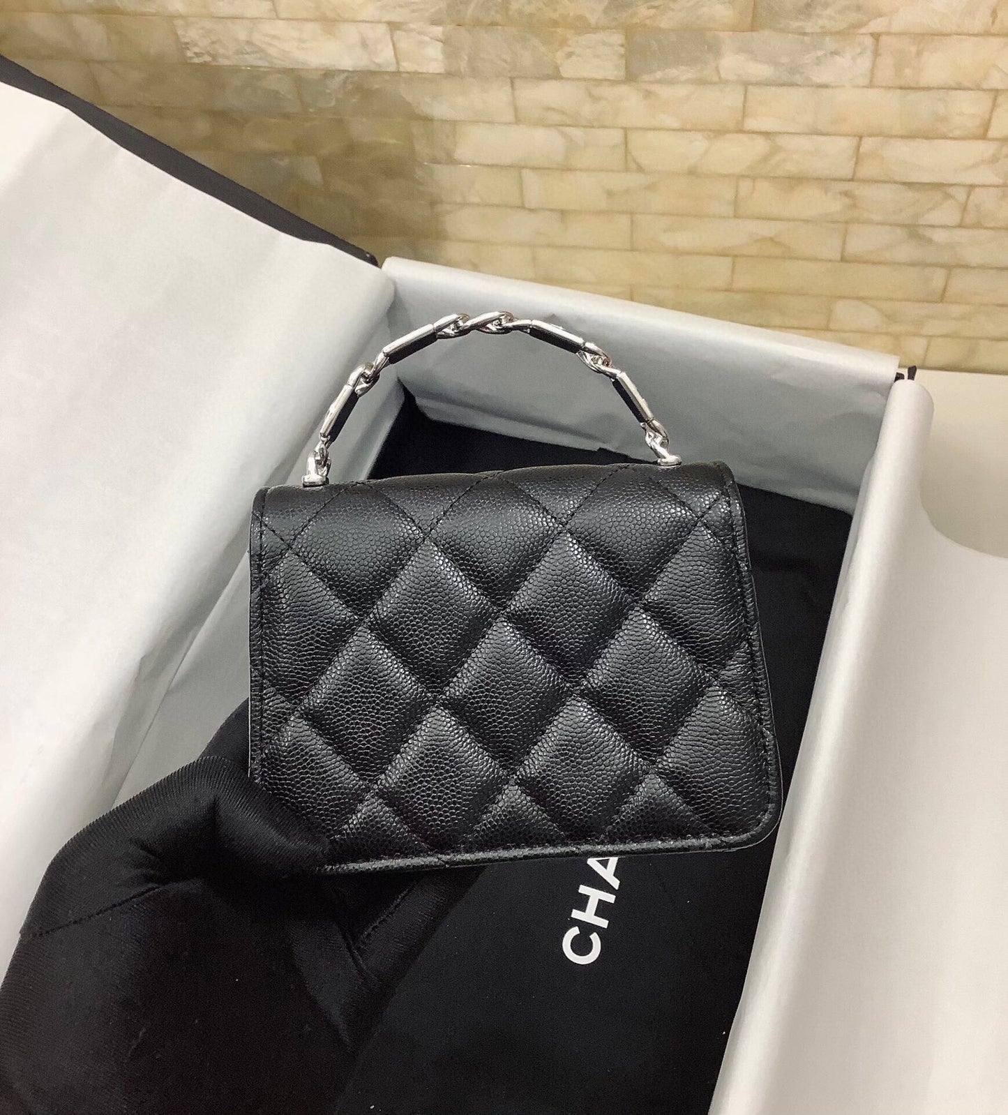 Mini sac à main CC 13 cm avec poignée supérieure en cuir caviar matelassé noir et accessoires argentés