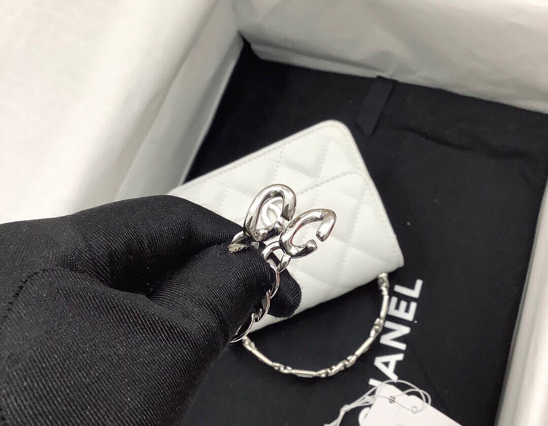 Sac à main CC WOC 13 cm avec poignée supérieure en cuir caviar matelassé blanc et accessoires argentés