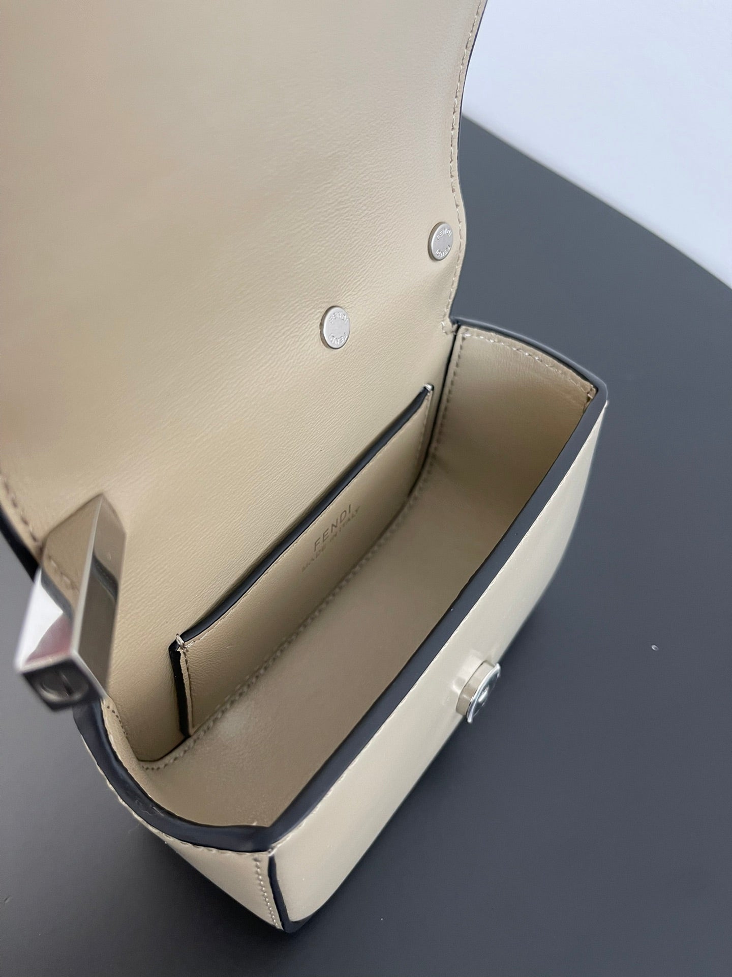 Mini sac FENDI First Sight 13 en cuir de veau marron clair avec détails argentés