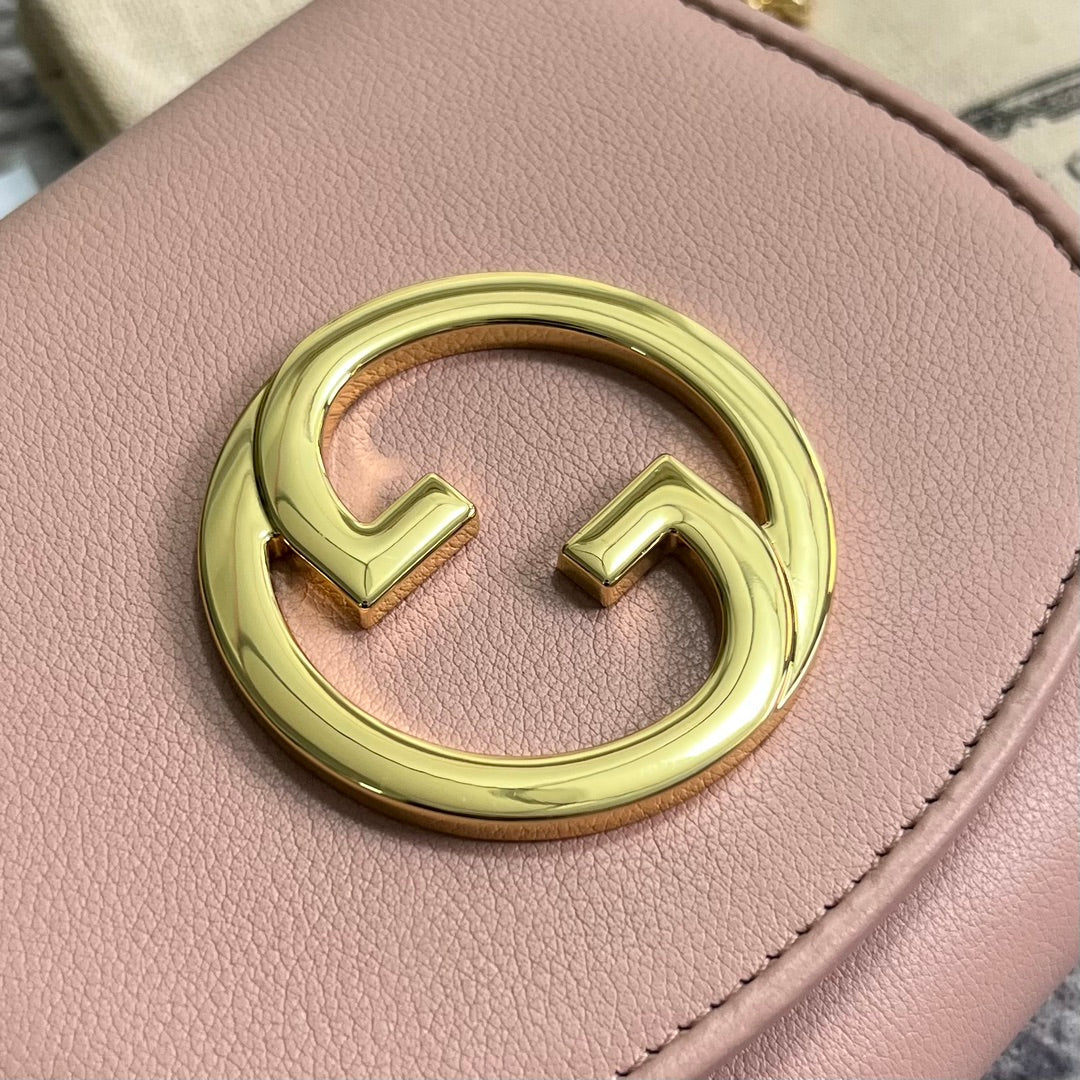 Mini sac bandoulière Blondie Interlock 12 en cuir de veau rose clair avec chaîne dorée