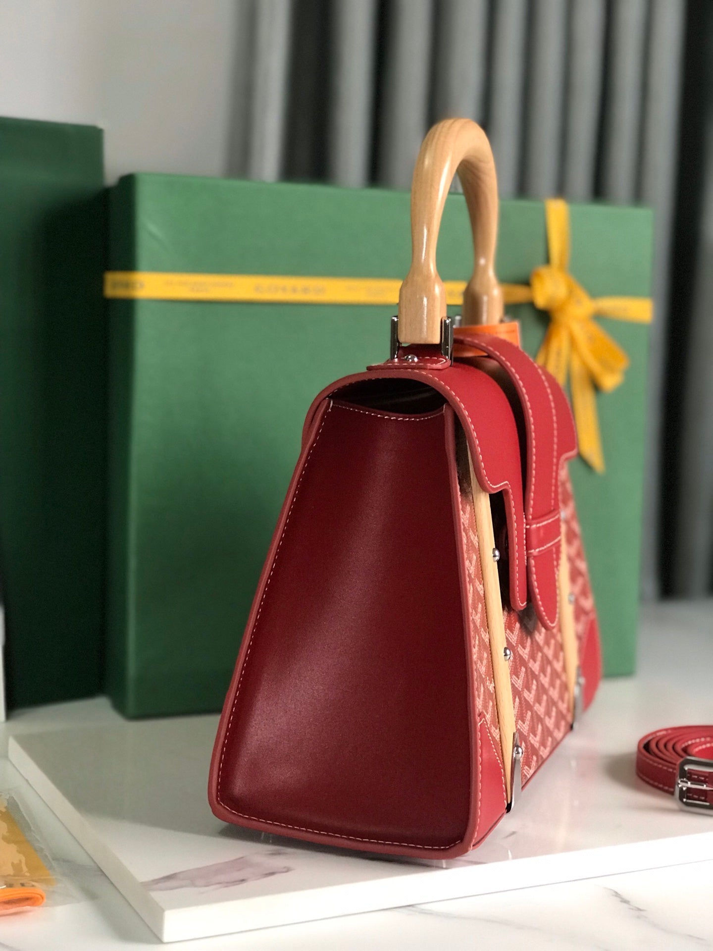 SAC SAÏGON PM 28 EN TOILE GOYARDINE ROUGE PERSAN ET CUIR DE VEAU