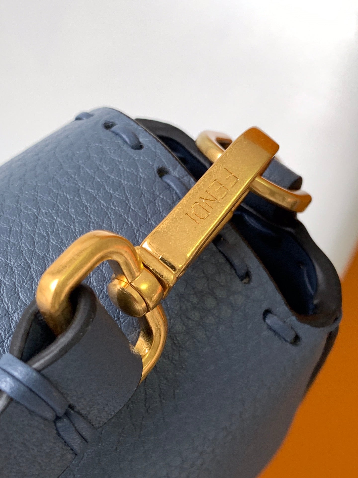Sac Fend Baguette 27 en cuir de veau bleu GHW