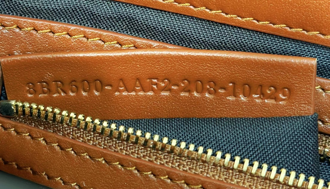 Baguette 27 cm en cuir d'agneau marron avec accessoires dorés